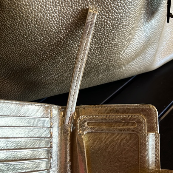 LILLY PULITZER WRISTLET/PHONE CASE - Picture 5 of 6